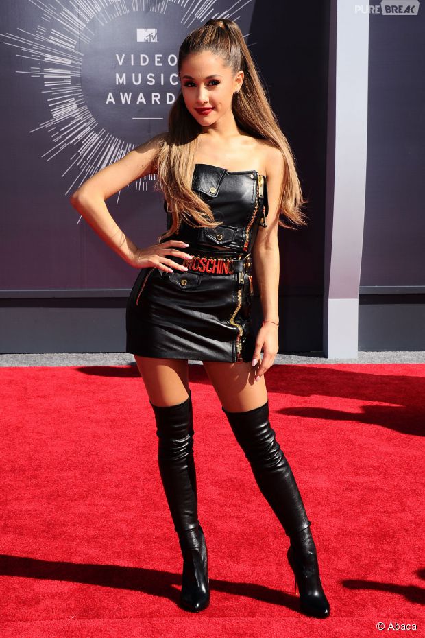 Ariana sexy en cuir