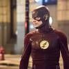 The Flash saison 2, épisode 22 : Barry (Grant Gustin) sur une photo