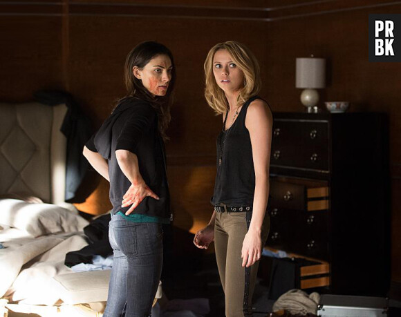 The Originals saison 3, épisode 22 : Hayley (Phoebe Tonkin) et Freya (Riley Voelkel) sur une photo