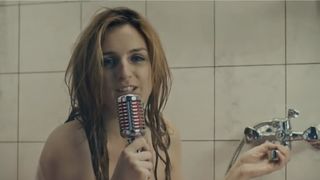Alison Wheeler lance sa chaîne YouTube avec un clip délirant