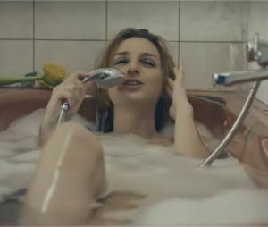 Alison Wheeler lance sa chaîne YouTube avec "La chanteuse de la salle de bain"