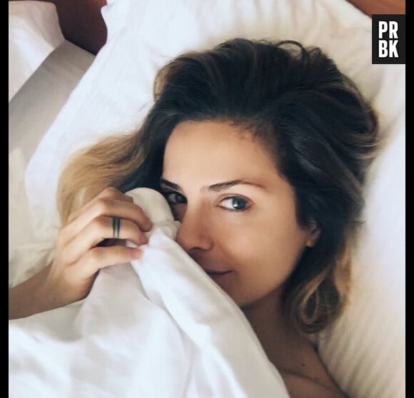Clara Morgane dans un selfie naturel sublime et une photo nue glamour et sexy sur Instagram.