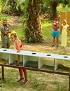 Aurélie et Hillary s'affrontent dans l'épreuve des boîtes dans Moundir et les apprentis aventuriers.