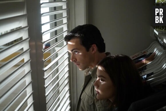 Pretty Little Liars saison 7, épisode 1 : Lucy Hale (Aria) et Ian Harding (Ezra) sur une photo