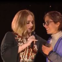 Adele rote au visage d&#039;une fan en plein concert, la vidéo classe et distinguée mais drôle 😂