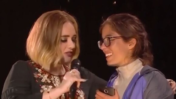 Adele rote au visage d'une fan en plein concert, la vidéo classe et distinguée mais drôle 😂