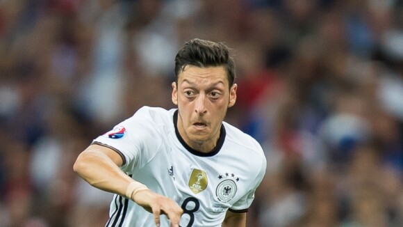 Euro 2016 ⚽ Message touchant de Mesut Özil après France-Allemagne : "le peuple français le mérite"