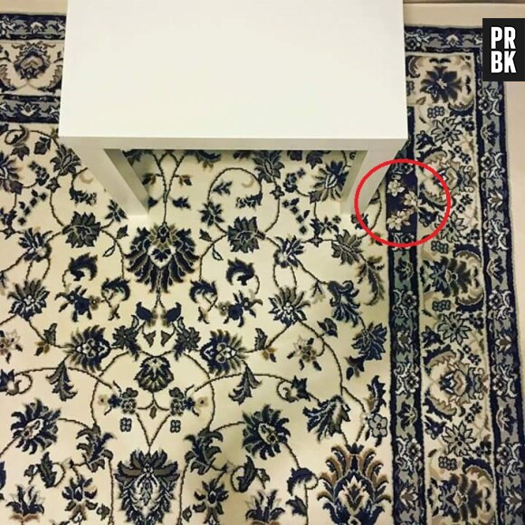 Aviez-vous trouvé le téléphone caché sur ce tapis ?