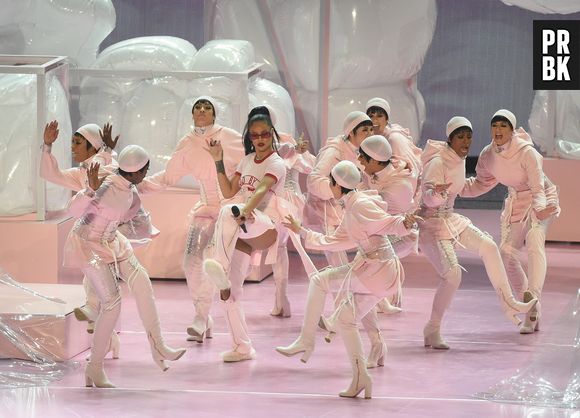 Rihanna ultra sexy sur la scène des MTV VMA 2016.