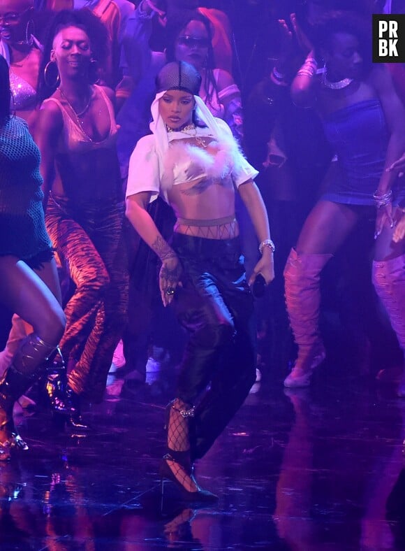 Rihanna ultra sexy sur la scène des MTV VMA 2016.