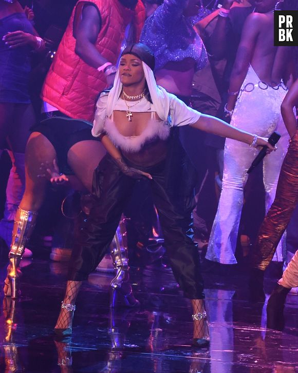 Rihanna ultra sexy sur la scène des MTV VMA 2016.