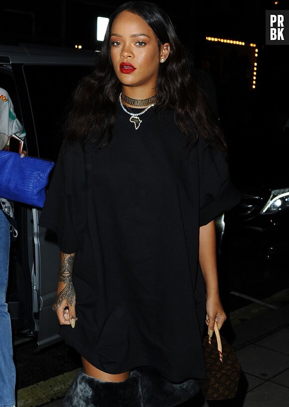 Rihanna s'est déhanchée en soutif aux MTV VMA 2016 avant de montrer sa culotte.