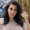 Kim Kardashian portant son alliance de 15 carats.