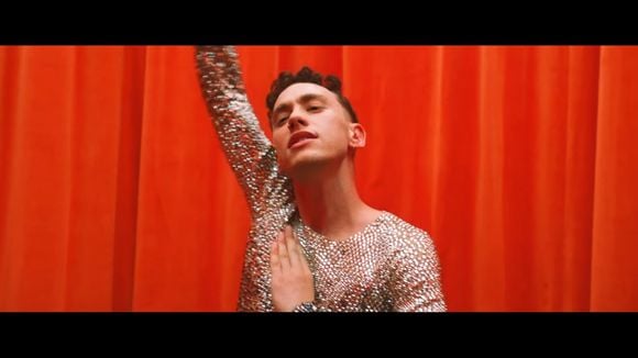 Clip "Meteorite" : Years & Years se lâche en combinaison à paillettes ✨
