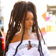 Rihanna enceinte de Drake ? La rumeur du National Enquirer a été démentie par Gossip Cop.