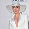Lady Gaga joue le semi-topless aux American Music Awards 2016