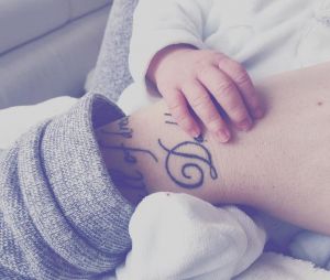 Aurélie Van Daelen maman gaga de son bébé