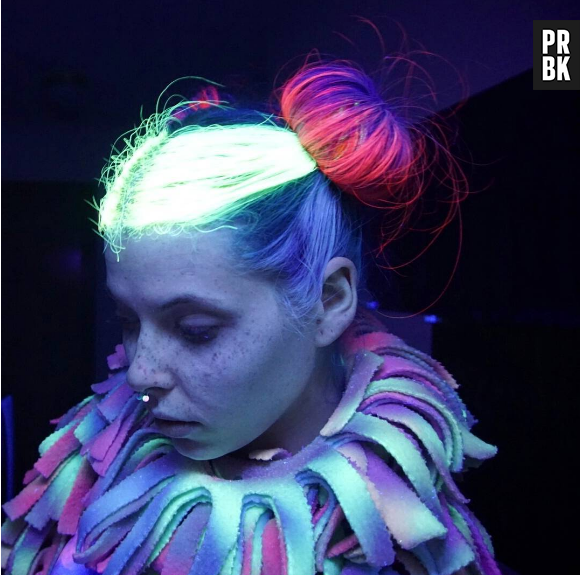 Les cheveux fluorescents, la nouvelle mode capillaire de cet hiver