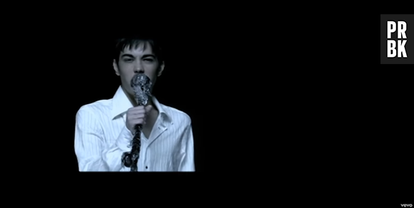 Grégory Lemarchal dans son clip "Le feu sur les planches" sorti en 2005