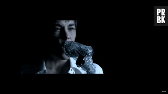 Grégory Lemarchal dans son clip "Le feu sur les planches" sorti en 2005