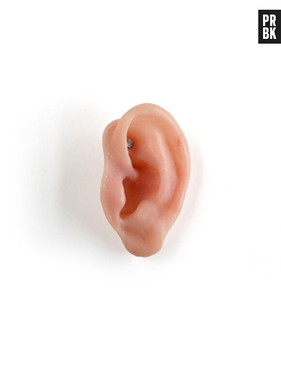 Nadja Buttendorf dévoile des boucles d'oreilles semblables à des oreilles humaines.