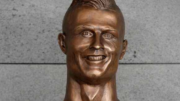 Cristiano Ronaldo devient la risée du web à cause de sa statue râtée, le sculpteur réagit