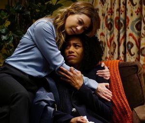 Grey's Anatomy saison 13, épisode 19 : Meredith (Ellen Pompeo) et Maggie (Kelly McCreary) sur une photo