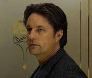 Grey's Anatomy saison 13, épisode 19 : Riggs (Martin Henderson)sur une photo