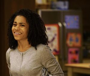Grey's Anatomy saison 13, épisode 19 : Maggie (Kelly McCreary)sur une photo