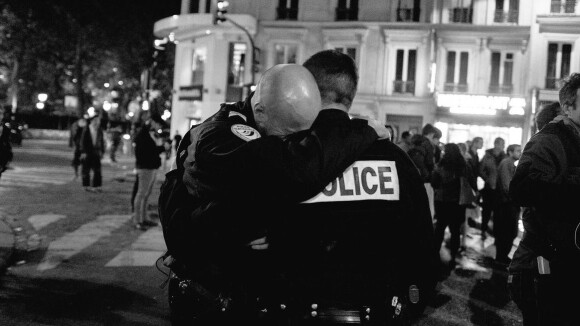 Cyril Hanouna, Nabilla, Delormeau : Les hommages des stars après l'attentat des Champs-Élysées