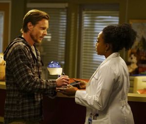 Grey's Anatomy saison 13, épisode 22 : Matthew Alan face à Jerrika Hinton sur une photo