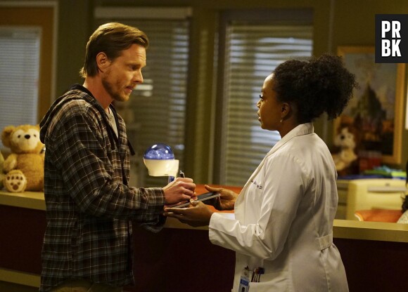 Grey's Anatomy saison 13, épisode 22 : Matthew Alan face à Jerrika Hinton sur une photo