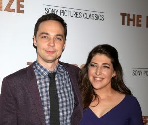 Jim Parsons et Mayim Bialik, sa partenaire dans The Big Bang Theory