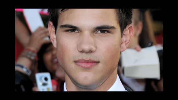Taylor Lautner ... Il était bien seul à Paris !!