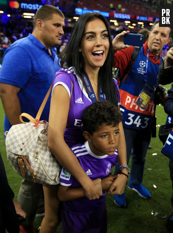 Cristiano Ronaldo papa de jumeaux ? La mère porteuse aurait accouché, son neveu a confirmé !
