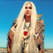 Clip "Praying" : Kesha émeut la toile avec son retour touchant et courageux