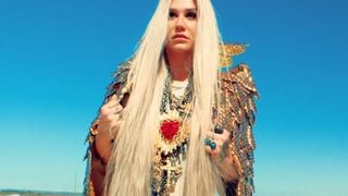 Clip "Praying" : Kesha émeut la toile avec son retour touchant et courageux