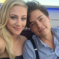 Cole Sprouse (Riverdale) et Lili Reinhart en couple, comme leurs personnages de Jughead et Betty ? ❤