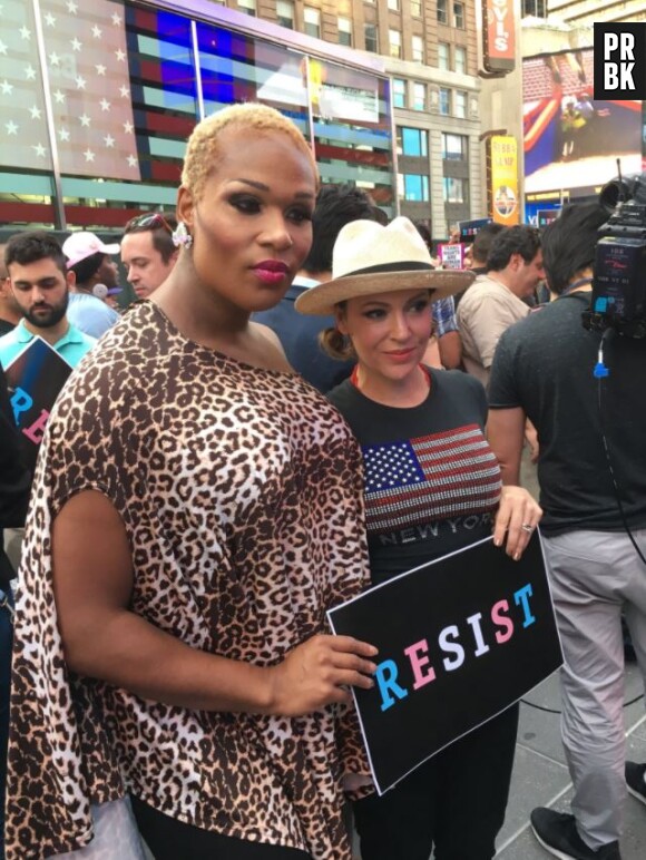 Les stars se mobilisent contre la décision de Donald Trump d'exclure les transgenres de l'armée américaine (ici, "Peppermint" et Alyssa Milano qui manifestent à New York)