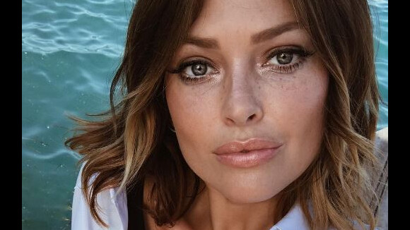 Caroline Receveur et ses copines parodient (et dénoncent) les placements de produits des candidats
