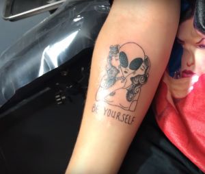 Shera Kerienski se fait tatouer en direct... et à deux reprises !