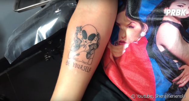 Shera Kerienski se fait tatouer en direct... et à deux reprises !