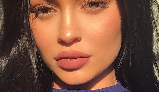 Kylie Jenner lance sa collection de tee-shirts street et (très) sexy ?