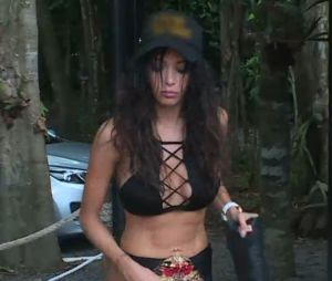 Nabilla Benattia (Les incroyables aventures de Nabilla et Thomas) se plaint de ses cheveux : "sans mon lisseur et mon shampoing ça n'a pas de sens" !