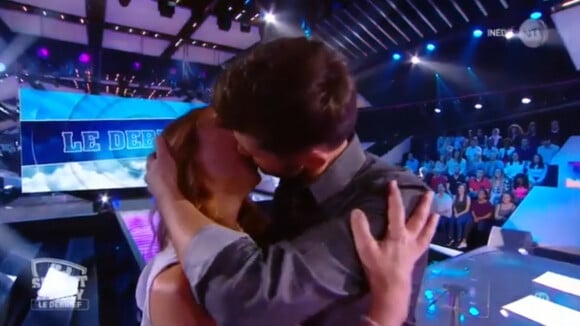 Christophe Beaugrand embrasse la mère de Julien Geloën et c'est gênant