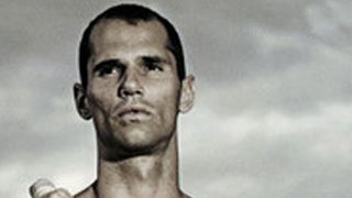Romain Mesnil ressort sa perche et l'exhibe pour son livre