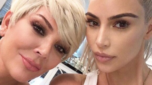 Kris Jenner copie Kim Kardashian : méconnaissable, elle devient blonde comme sa fille