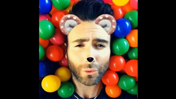 Clip "Wait" de Maroon 5 : Adam Levine s'éclate avec des filtres Snapchat