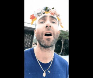 Adam Levine découvre les filtres Snapchat dans le clip "Wait"
