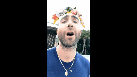 Adam Levine découvre les filtres Snapchat dans le clip "Wait"